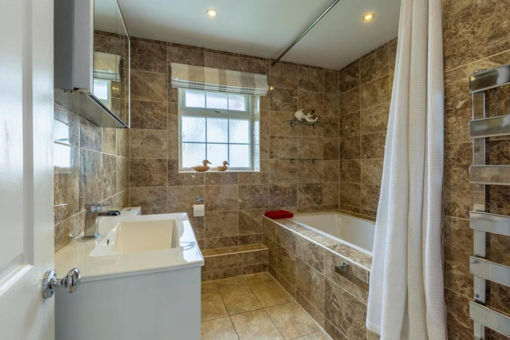 A Cheerful Three Bedroom House In Leafy Lytham Lytham St Annes Exteriör bild