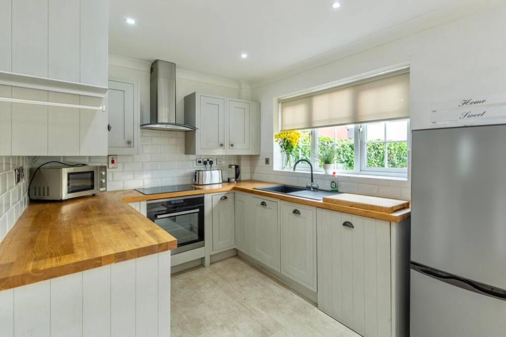 A Cheerful Three Bedroom House In Leafy Lytham Lytham St Annes Exteriör bild