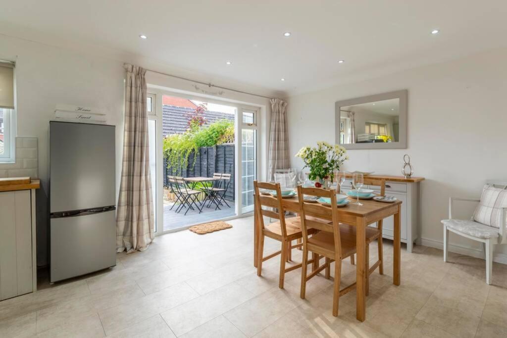 A Cheerful Three Bedroom House In Leafy Lytham Lytham St Annes Exteriör bild